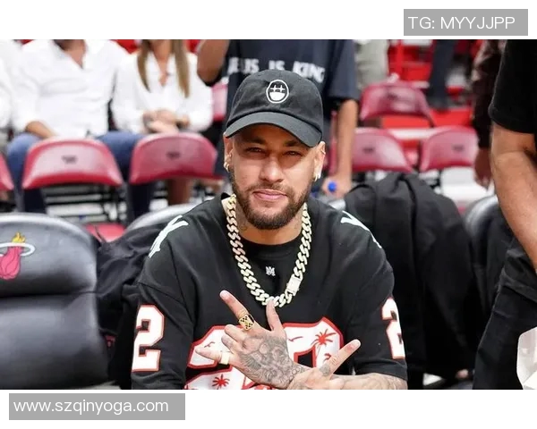 外国网红模仿足球明星的搞笑瞬间引发网友热议与追捧